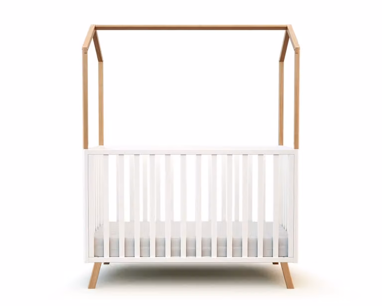 Cuna cabaña convertible de madera maciza para bebés en color blanco y haya de 60 x 120 cm
