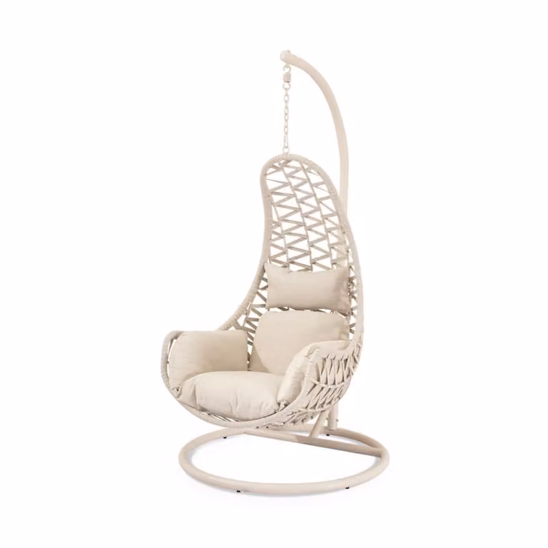 Sillón colgante tipo huevo Koketto Home con estructura de metal, ratán sintético resistente a la intemperie y cojines beige para jardín o terraza