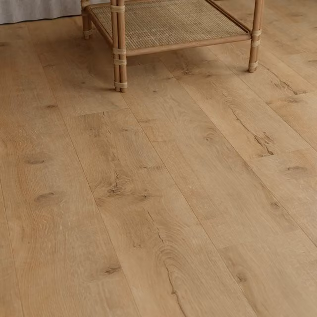 Suelo laminado con efecto madera Cooke & Lewis NK34 en tonos marrón y beige, resistente al agua, estilo escandinavo, formato tabla de 7 mm de grosor