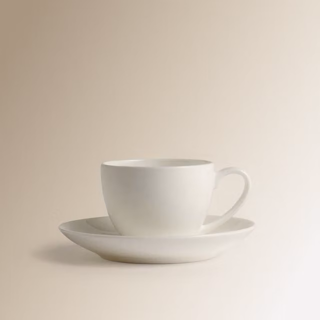 Taza de café con plato redondo Essential de El Corte Inglés en Bone China color blanco