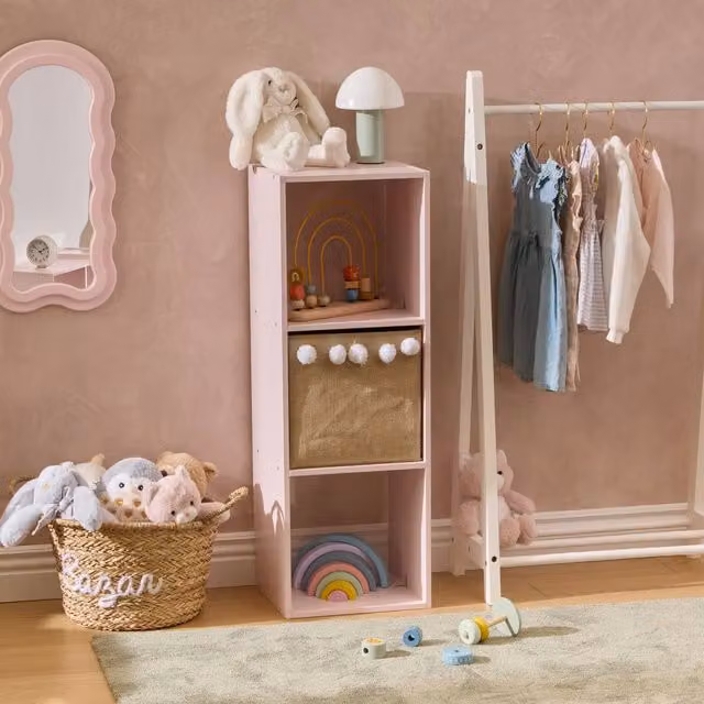 Mueble cubo minimalista Atmosphera en color rosa para habitación infantil con panel trasero