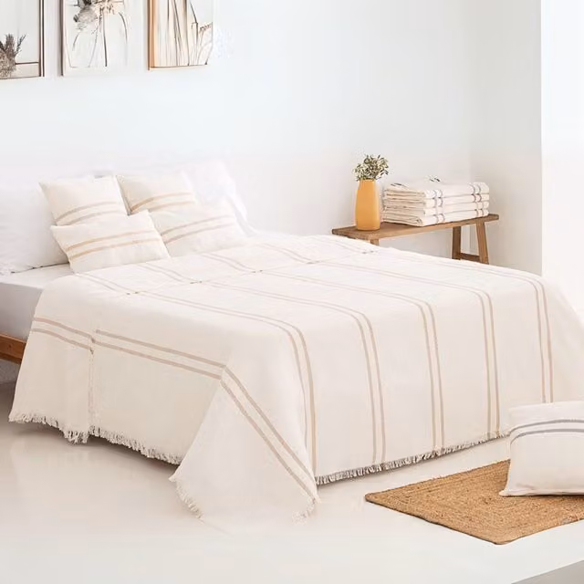 Plaid cubre cama y sofá Irin ocre de Donegal Collections An/P/Al: 180 x 260 cm
