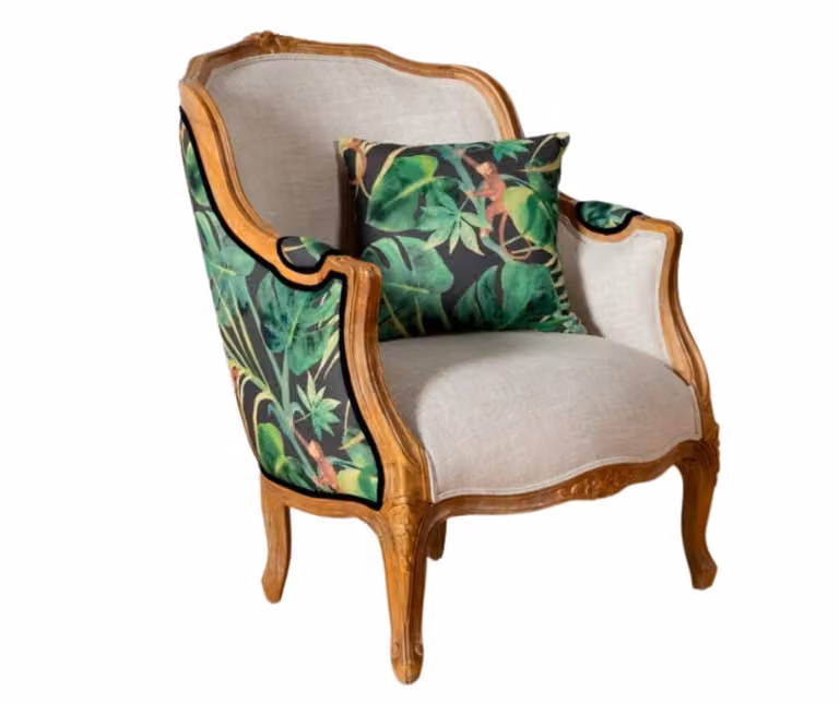 Sillón bergère Robin des Bois de madera maciza y lino beige con estampado floral estilo shabby chic