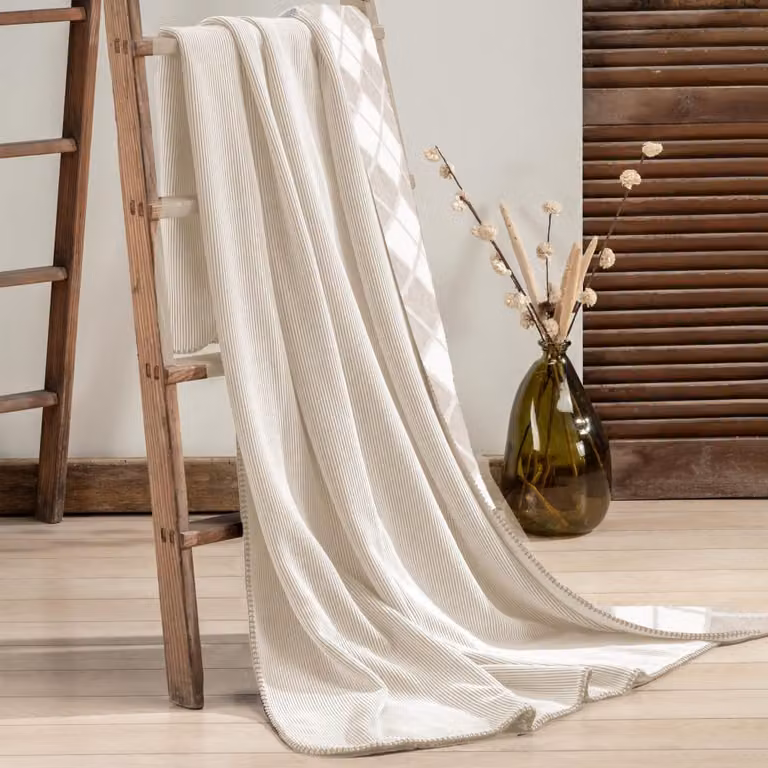 Manta plaid reversible Manterol de borreguito con diseño de cuadros en color beige, An/P: 140 x 190 cm