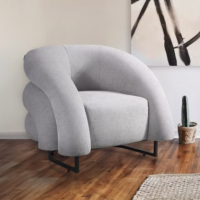 Sillón MACA Home Deluxe tapizado en terciopelo gris con estructura de metal y reposabrazos