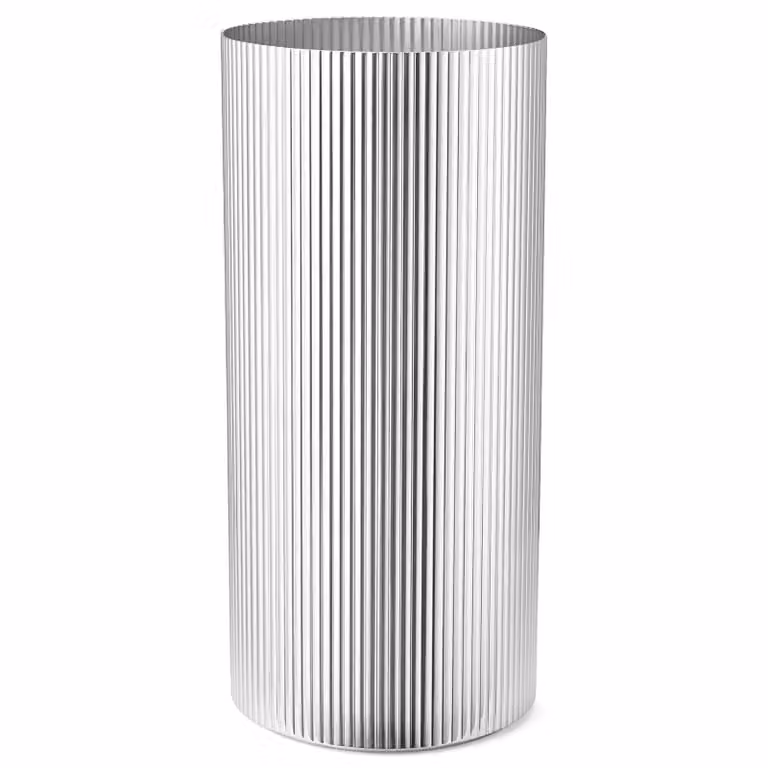 Jarrón Bernadotte de Georg Jensen en metal color plata con diseño de rayas y forma redonda