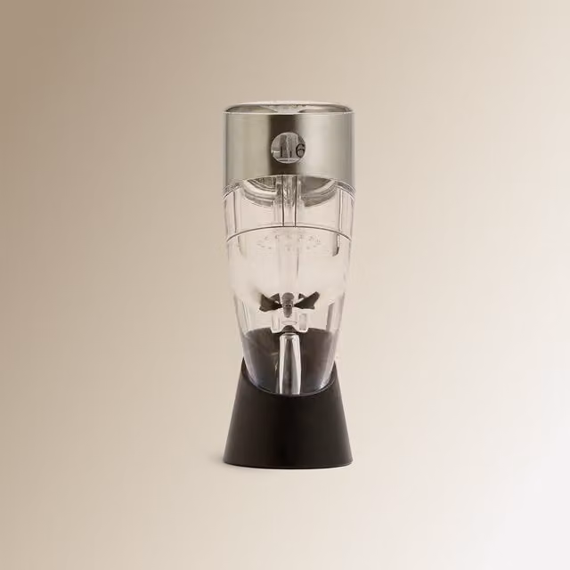 Aireador de vino con soporte Vinobile de El Corte Inglés en acrílico y metal color negro y transparente