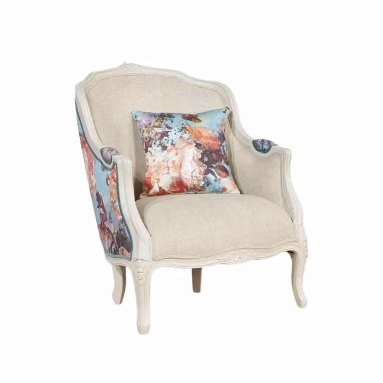 Butaca bergère clásica Robin des Bois en color beige con tapicería de lino y estructura de madera maciza de caucho