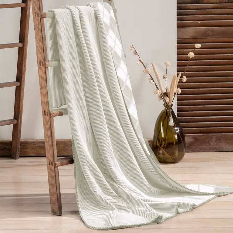 Manta plaid reversible Manterol de borreguito con diseño de cuadros en color verde, An/P: 140 x 190 cm