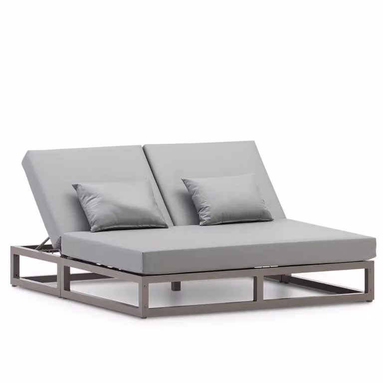 Cama balinesa doble Defora Home en color taupe con cojines grises y estructura de aluminio para exterior