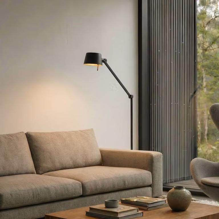Lámpara de pie ajustable Silka de Lucande en metal negro y dorado para salón u oficina