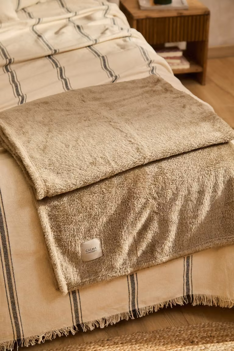 Manta Plaid Pooh de Calma House en color gris y beige, textura fluffy, An/P: 120 x 180 cm