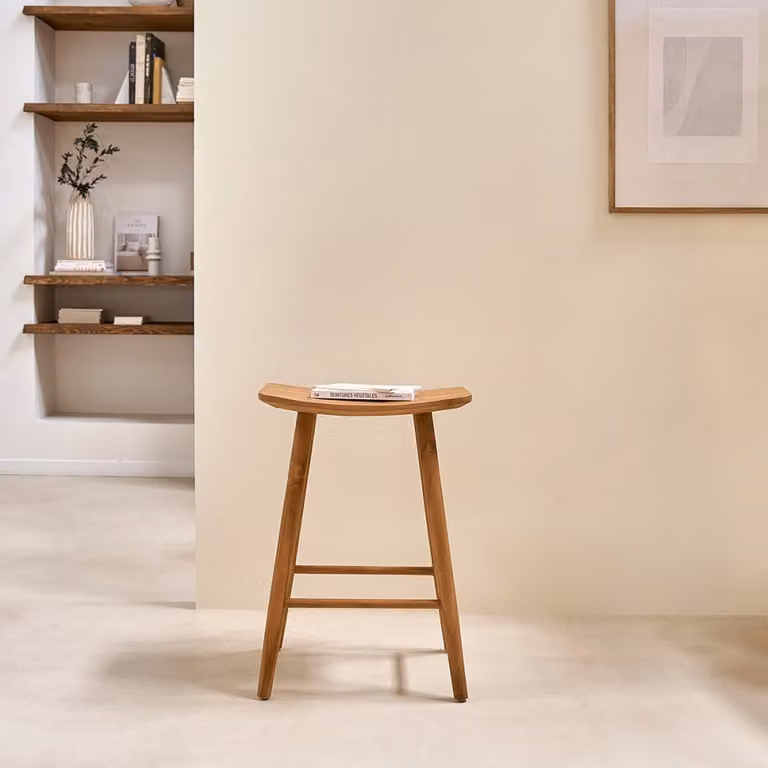 Taburete de teca maciza BERAH GETAH en color marrón y beige con estilo minimalista y acabado mate, Altura: 65 cm