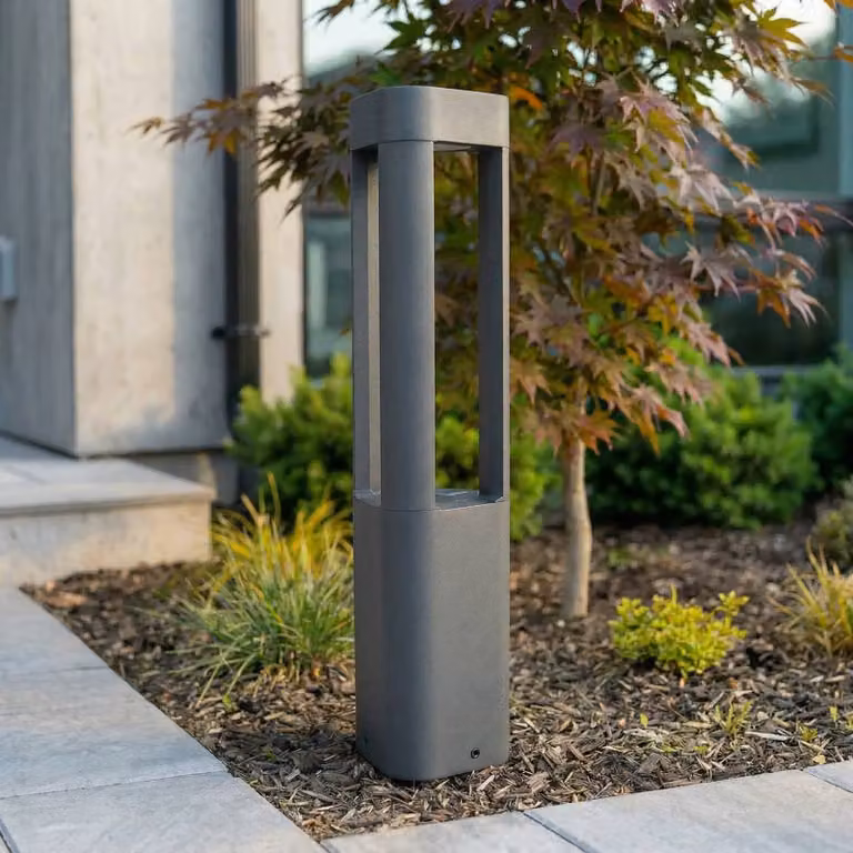 Baliza LED Pirron Lucande para exterior en color negro y aluminio con diseño moderno para jardín y caminos