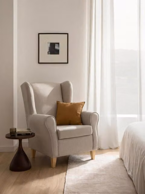Butaca tapizada Dan de Kenay Home en color beige con estructura de madera y reposabrazos para salón o dormitorio, An/P/Al: 77 x 103 x 77 cm