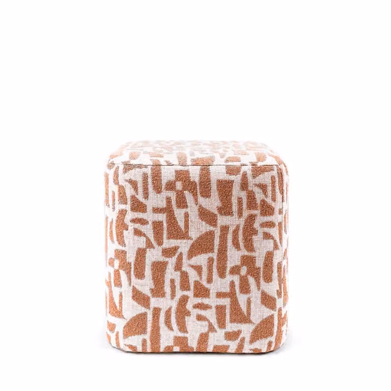 Puff cuadrado Koketto Home tapizado en color naranja con estampado geométrico y diseño moderno