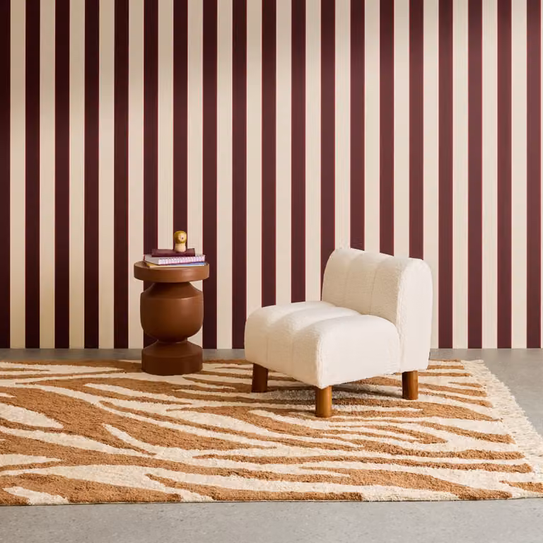 Silla infantil de madera y tejido boucle de la marca Sweeek en color blanco
