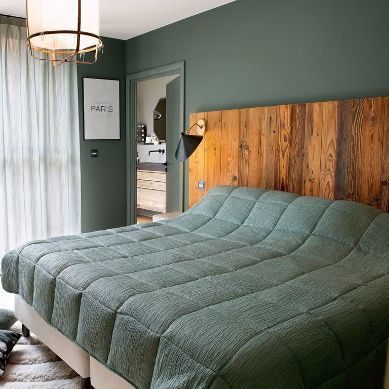 Manta para cama Linder con efecto arrugado en poliéster disponible en blanco, azul o verde