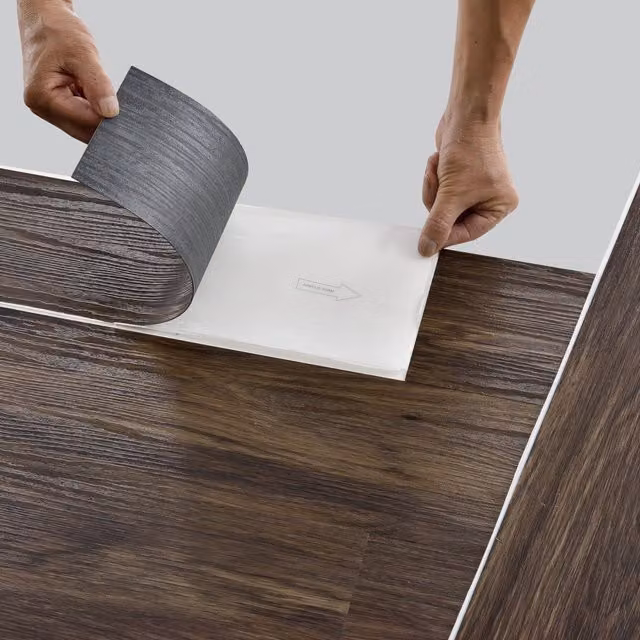 Suelo autoadhesivo de vinilo PVC NEU.HOLZ diseño de madera roble ahumado, 42 planchas de 5,85 m²