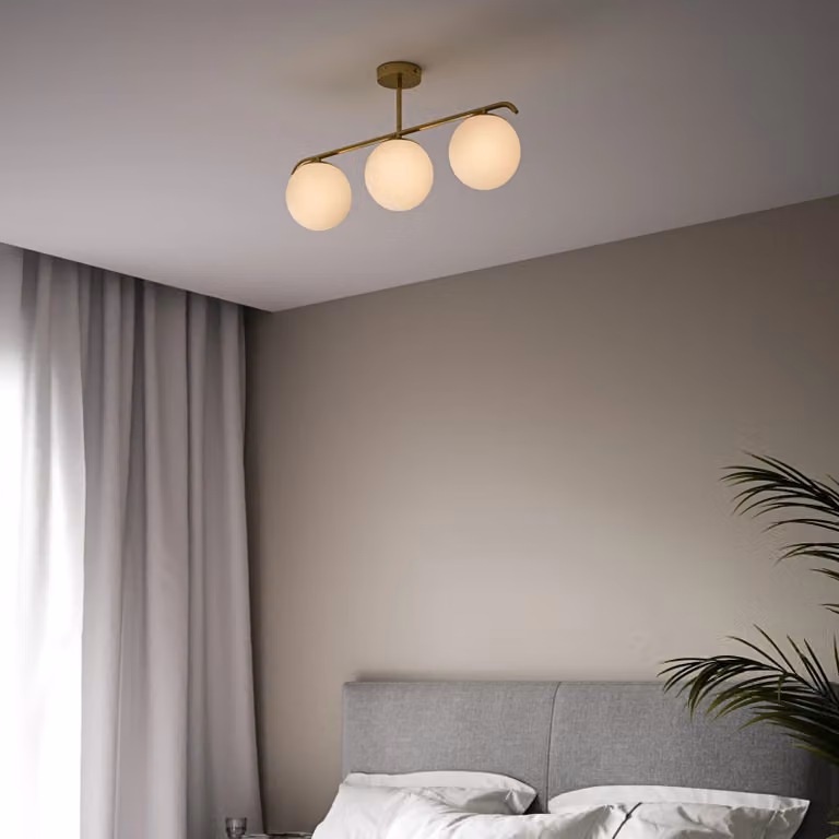 Lámpara de techo Grant de Nordlux con 3 esferas de cristal en color dorado y blanco para salón o dormitorio