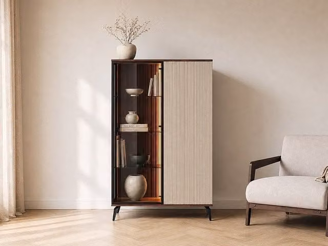 Vitrina Janeya de 2 puertas con iluminación LED, cristal ahumado y estantes internos en MDF, color beige y marrón natural oscuro, An/P/Al: 103 x 39 x 162 cm