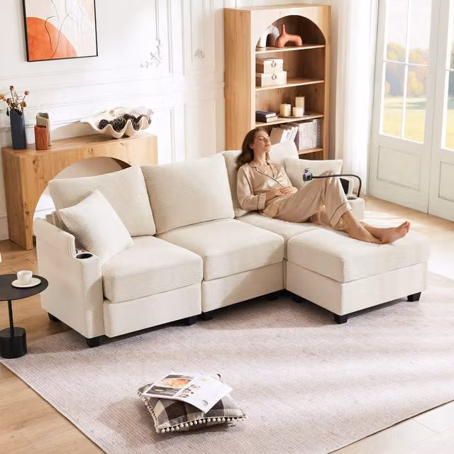 Sofá Esquinero en Forma de L KELLANY Convertible en Sofá de 3 Plazas con Reposapiés, Portavasos, Cargador USB y Cojines, Tapizado en Pana Color Beige o Blanco, An/P/Al: 213.5 x 139 x 87 cm