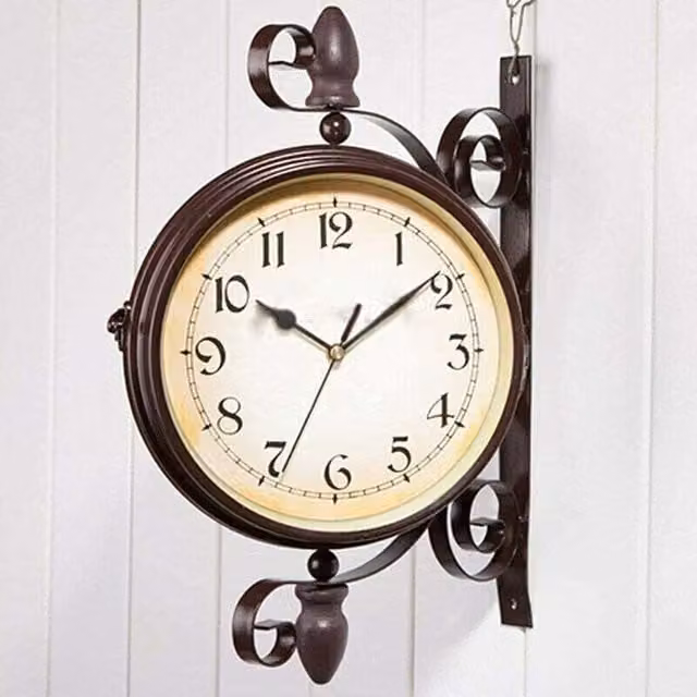 Reloj de pared vintage ODIPIE de doble cara para jardín, fabricado en hierro forjado, resistente al agua, funcionamiento silencioso y rotación de 360 grados en color marrón