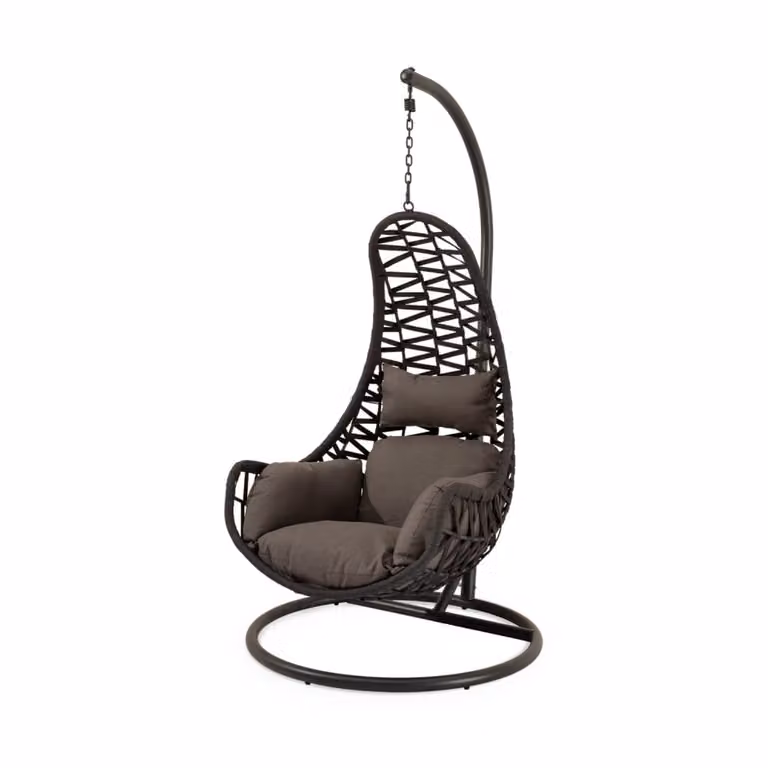 Sillón colgante tipo huevo Koketto Home en rattan gris con estructura de metal y cojines para exterior