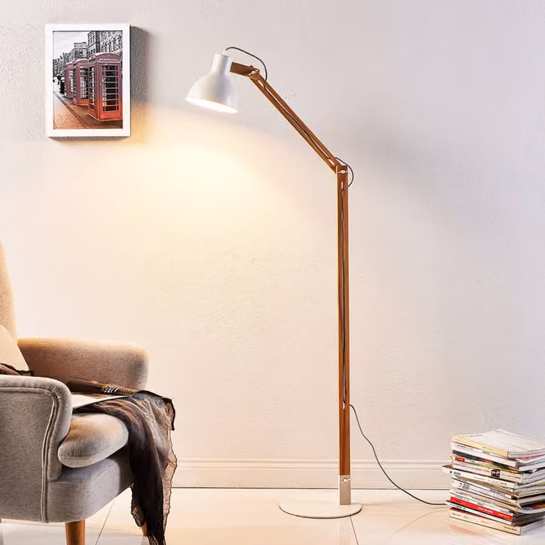 Lámpara de pie Shivanja de Lindby en madera y metal blanco para hogar u oficina con estilo moderno