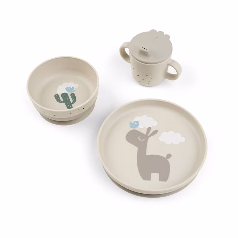 Set de vajilla infantil Lalee Foodie de Done by deer en color sand, compuesto por 3 piezas de polipropileno que incluyen plato, bowl con ventosa y taza de aprendizaje