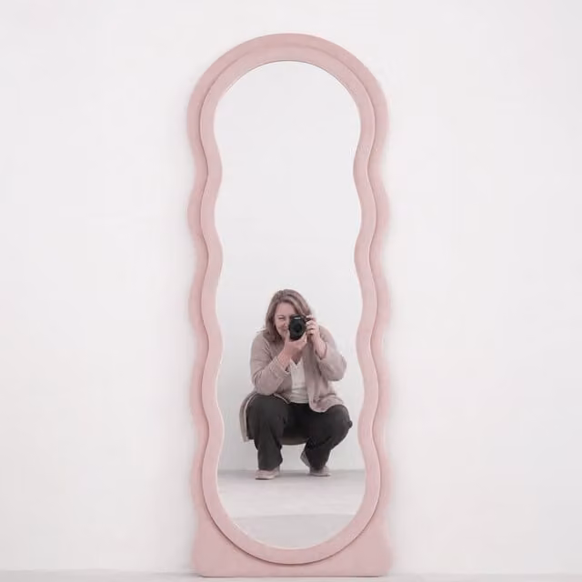 Espejo de cuerpo entero Lunamirror con marco ondulado acolchado de terciopelo rosa, An/P/Al: 60 x 1 cm x 160 cm