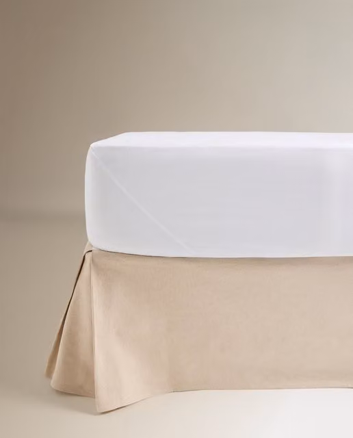 Cubrecanapé de lino y algodón El Corte Inglés en color beige y blanco
