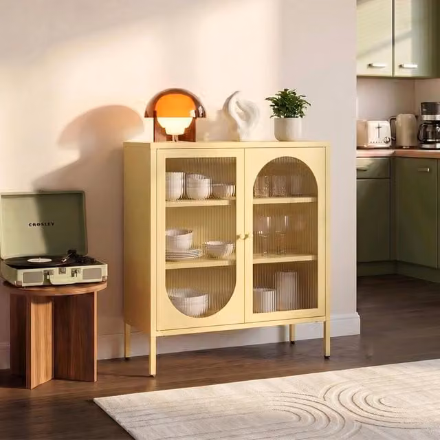 Aparador industrial Sicaan Kurt de metal con 2 puertas y cristal estriado, color amarillo, 80 cm