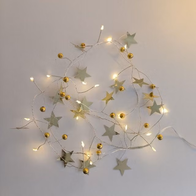 Guirnalda LED de estrellas doradas F-BRIGHT con alimentación a pilas, luz blanca cálida y longitud de 1,5 m