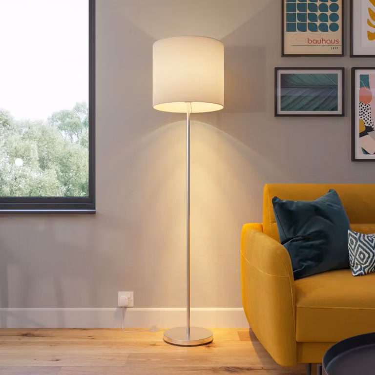 Lámpara de pie Lindby Everly moderna en blanco y plata con pantalla de tejido para salón o dormitorio, Altura: 166 cm