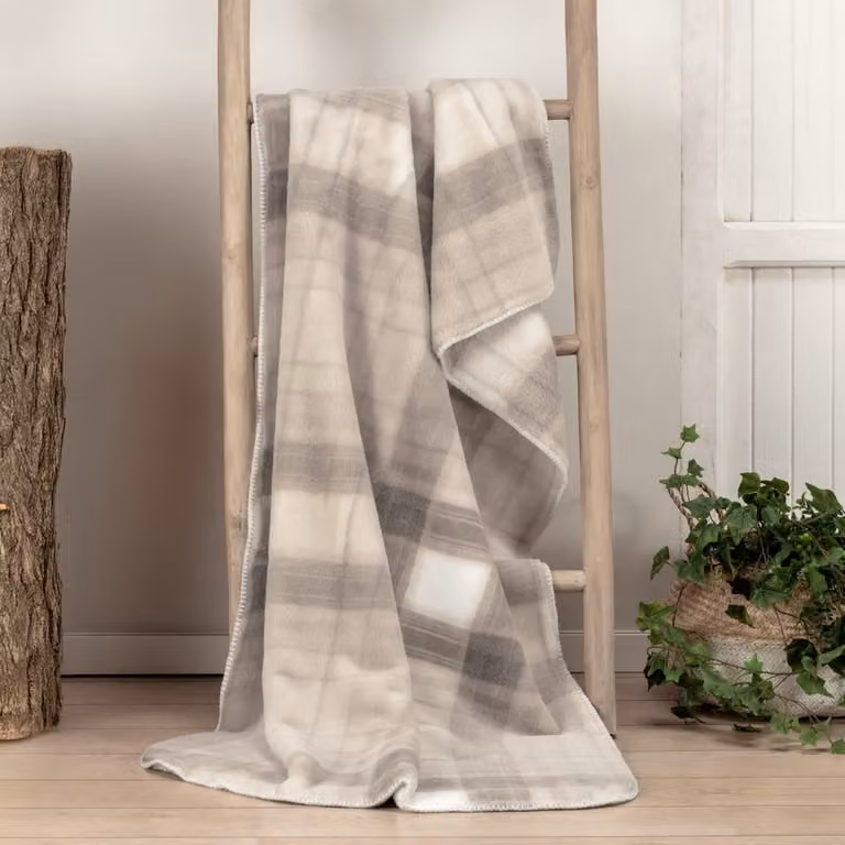 Manta plaid Manterol de pelo suave con diseño de cuadros en color beige, An/P: 140 x 190 cm