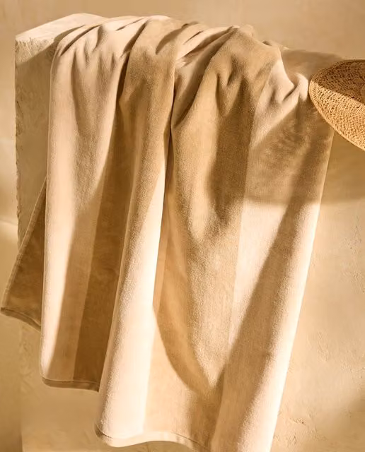 Toalla de playa Río de El Corte Inglés, diseño de rayas mediterráneo en color beige y composición de algodón de rizo para adultos