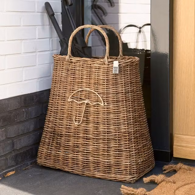 Cesta de sombrilla de ratán Riviera Maison en color beige y marrón con detalles multicolor y madera