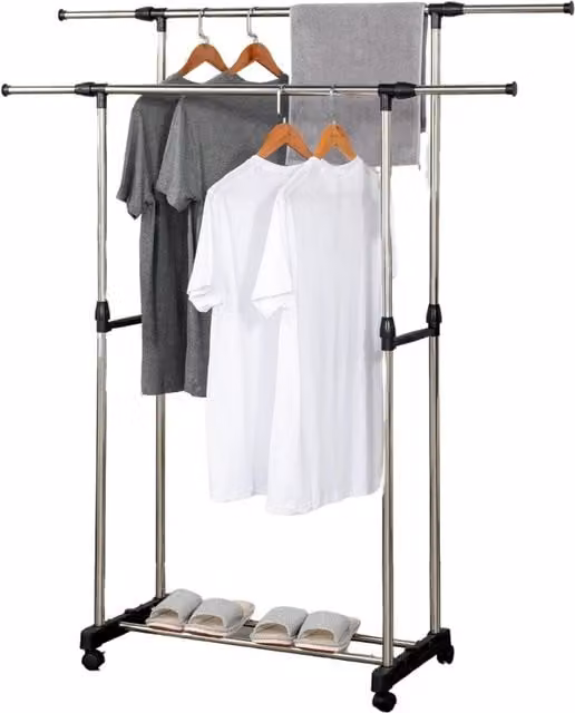Burro para ropa con ruedas NORTHIX en color negro y plata con acabado brillante y diseño moderno para dormitorio