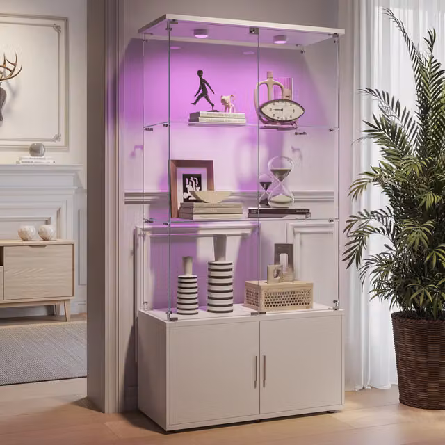 Vitrina de cristal NAHILIMI en color blanco con iluminación LED, doble puerta de vidrio templado, tiradores metálicos y cerradura para tu salón o dormitorio