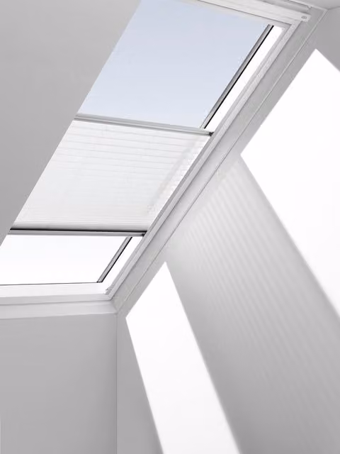 Cortina plisada manual Velux Modelo FHL en color blanco, térmica y semitransparente, An/Al: 140 x 78 cm