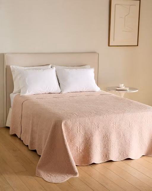 Colcha Bela de El Corte Inglés en algodón rosa con diseño floral acolchado para adultos