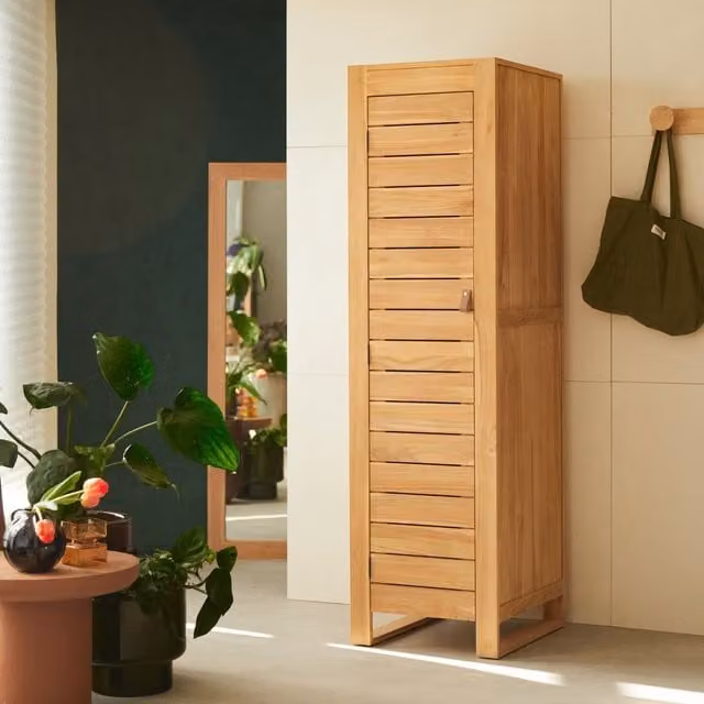 Armario minimalista Tikamoon de teca maciza con puertas correderas en color marrón, Altura: 180 cm, Ancho: 55 cm, Profundidad: 50 cm