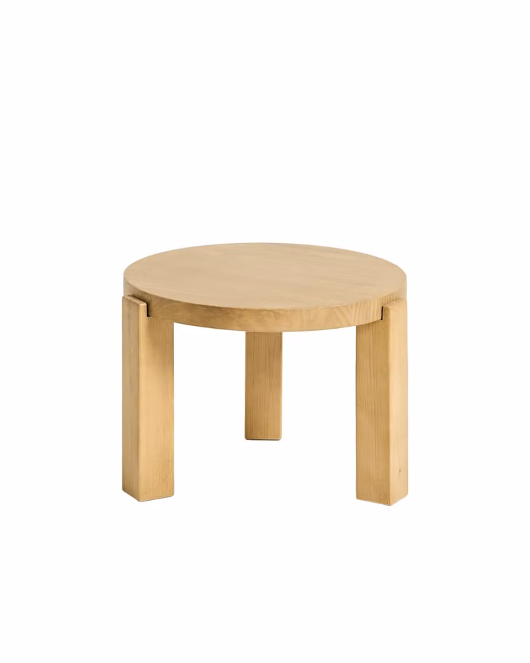 Mesa de centro redonda HANNUN de madera de pino maciza en color marrón y estilo escandinavo