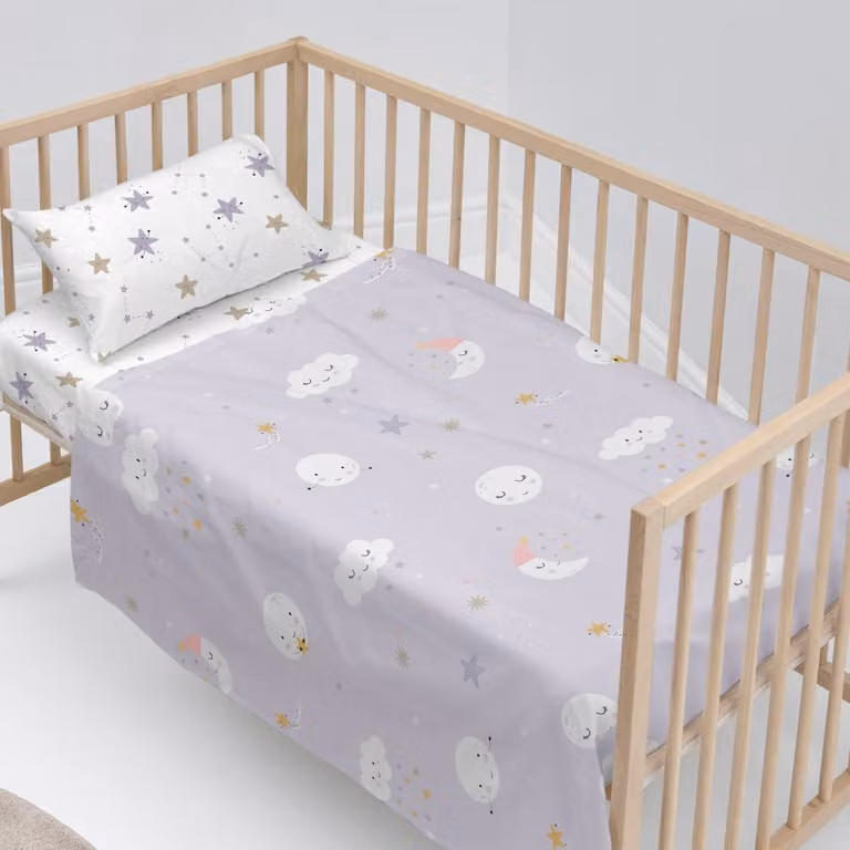 Juego de sábanas de cuna Moons de 2 piezas con diseño de estrellas en color mortero multicolor, fabricado en 100% algodón transpirable y con certificación Oeko-Tex Standard 100