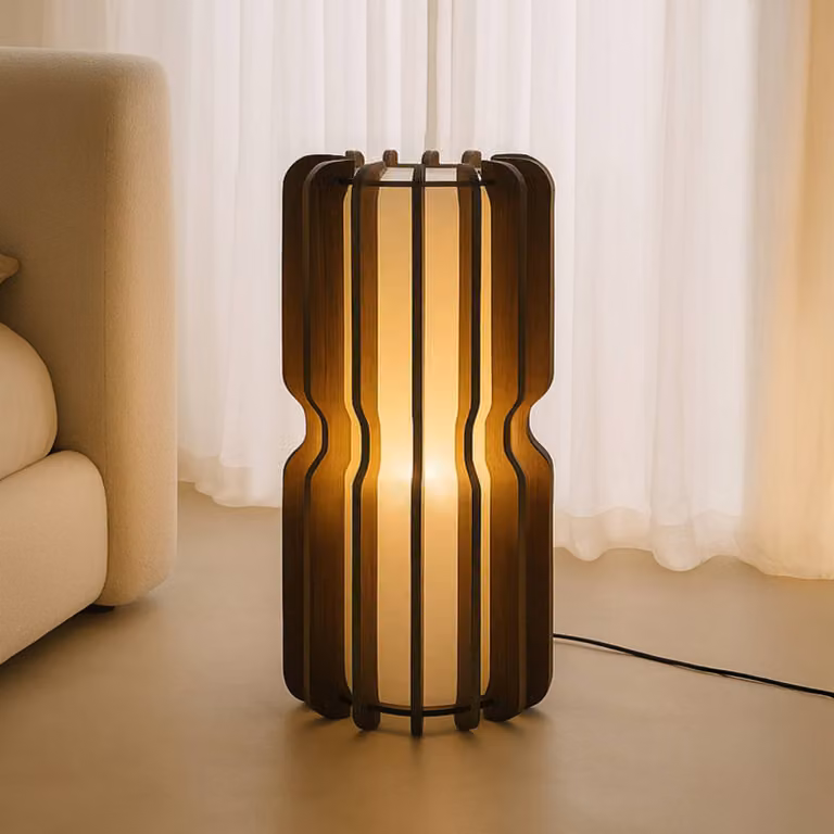 Lámpara de suelo Juneta de Lucande en madera y tejido color marrón y beige para salón o comedor