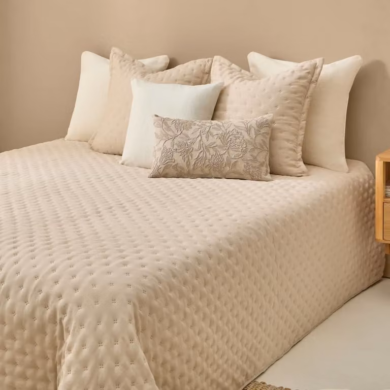 Colcha acolchada lisa Textura Interiors en marrón y beige para cama de 180-200 cm