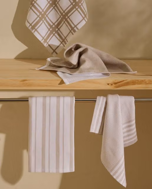 Set de 4 paños de algodón sostenible Heidi de El Corte Inglés, diseño clásico a rayas en color beige y certificado Oeko-Tex