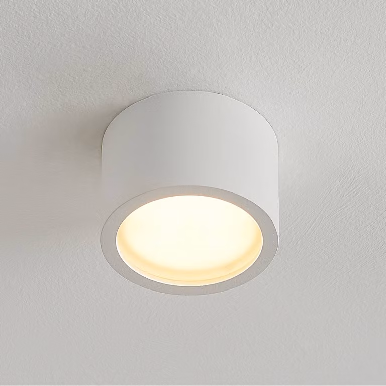 Downlight empotrado Arcchio de Nieva en color blanco y acabado ópalo, atenuable y de diseño moderno para pasillos