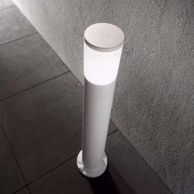 Lámpara de jardín Amelia de IDEAL LUX en resina blanca con bombilla incluida, Altura: 80 cm
